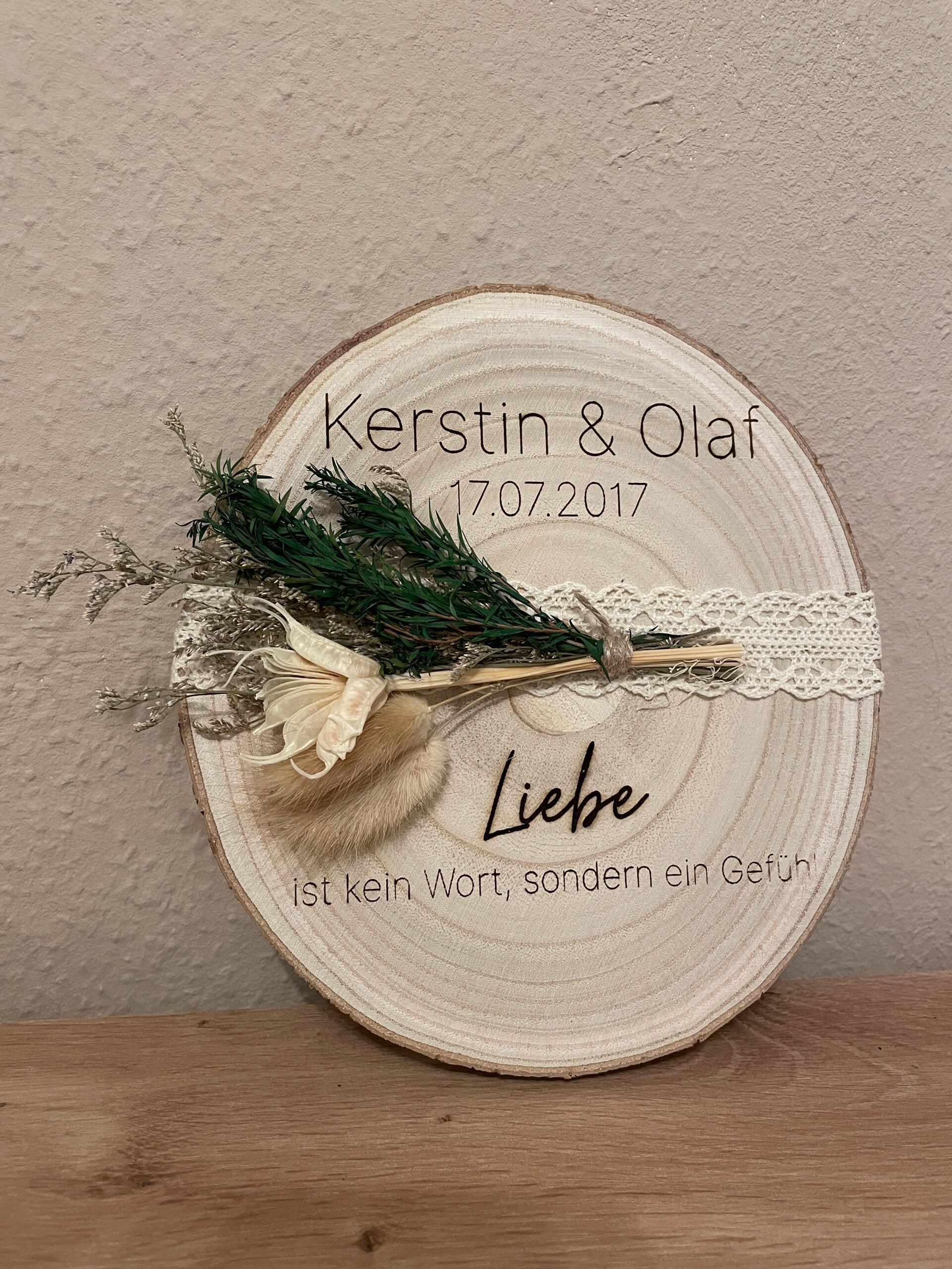 Personalisiertes Geschenk aus Holz mit Blumen-Deko