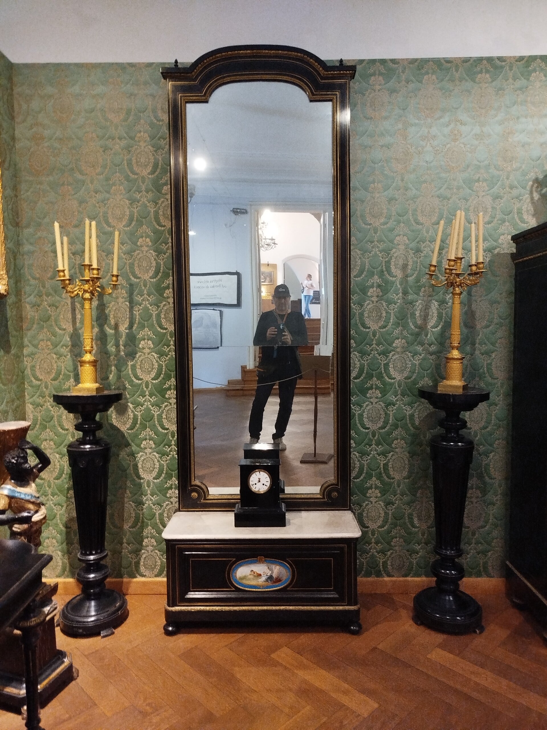 1000070018-standard.jpg