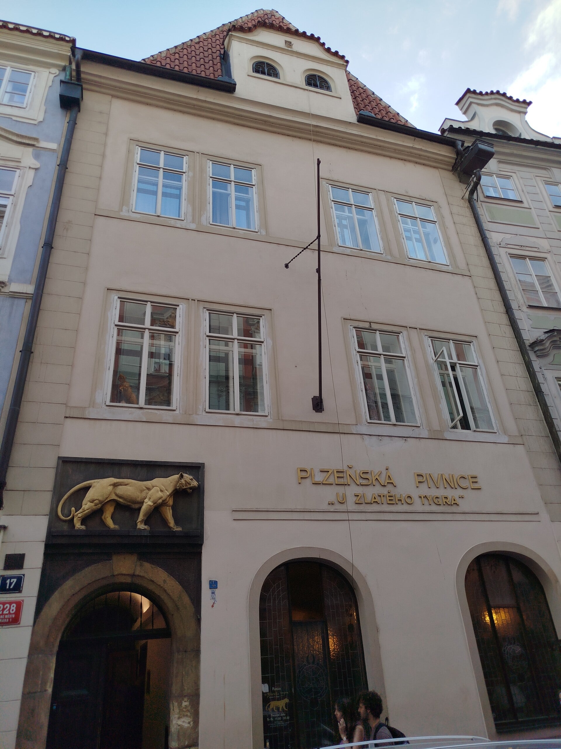 1000071565-standard.jpg