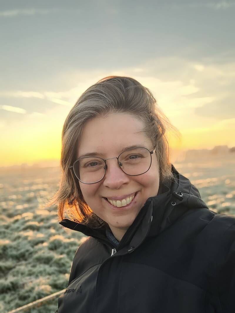 Anja Coulier in een zonnig winterlandschap in de velden