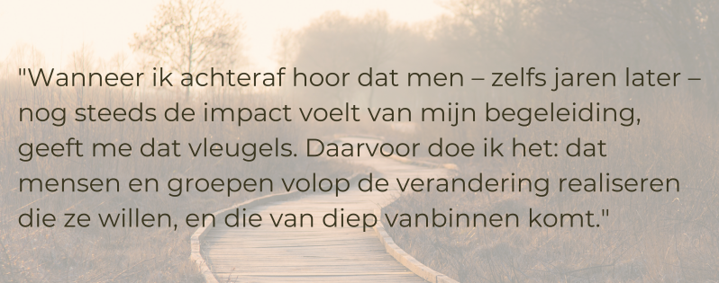 foto van een houten pad dat zich slingert door heide en bos, met de quote "wanneer ik achteraf hoor dat men zelfs jaren later nog steeds de impact voelt van mijn begeleiding, geeft me dat vleugels. Daarvoor doe ik het: dat mensen en groepen volop de veran