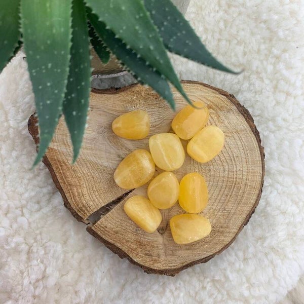 Gele calciet knuffelsteen