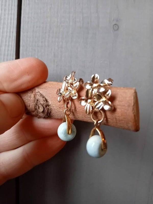 Agaat oorbellen stekers goudkleurig bloempje