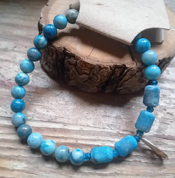 Apatiet edelsteenarmband met mixed kralen en gouden detail