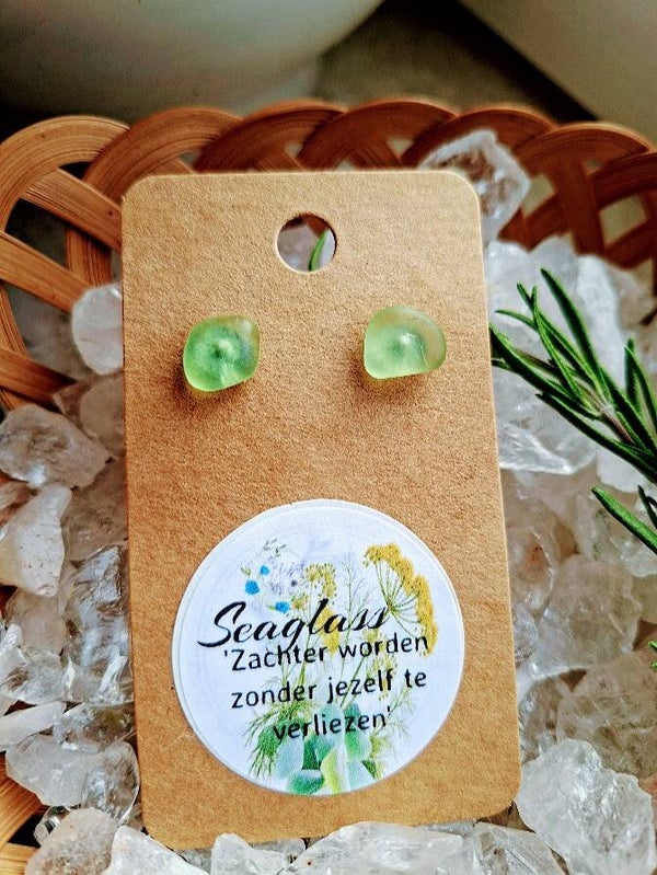 Seaglass oorstekertjes lichtgroen klein