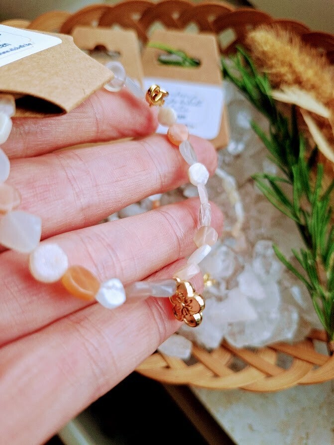 Maansteen armband met slotje platte kraaltjes en bloem