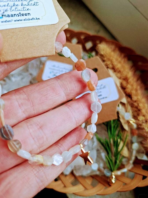Maansteen armband met slotje platte kraaltjes en ster