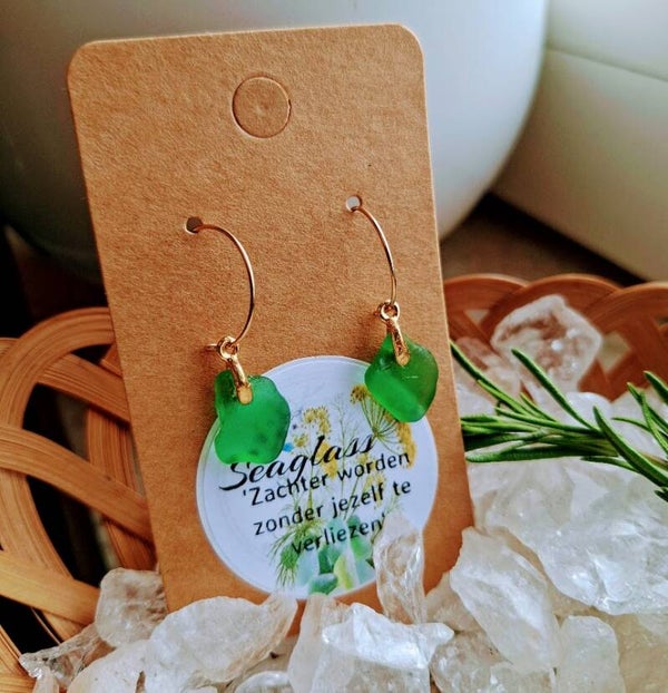 Seaglass gouden hangers ovaal met donkergroen zeeglas