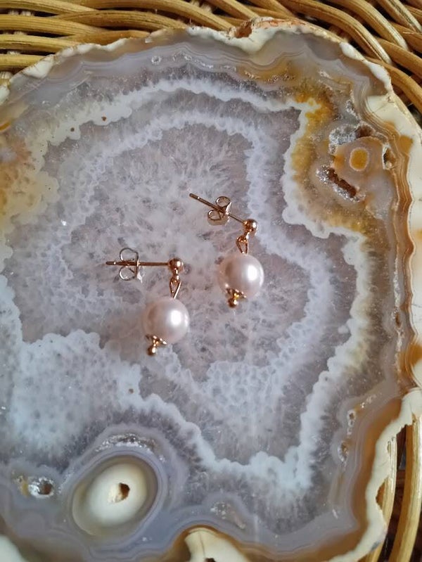 Oorstekertjes verguld goud met parelmoer natuurkraal