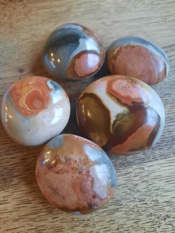 Polychroom Jaspis handsteen