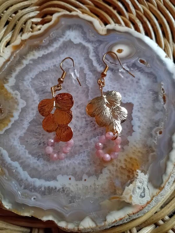 rhodochrosiet oorhangers met gouden blaadje