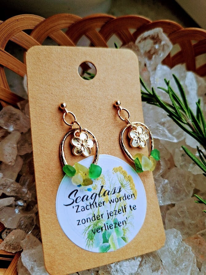 Seaglass gouden hangers ovaal met bloemetje