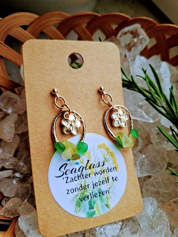 Seaglass gouden hangers ovaal met bloemetje