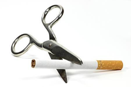 Afbeelding schaar dat een sigaret door midden wil knippen