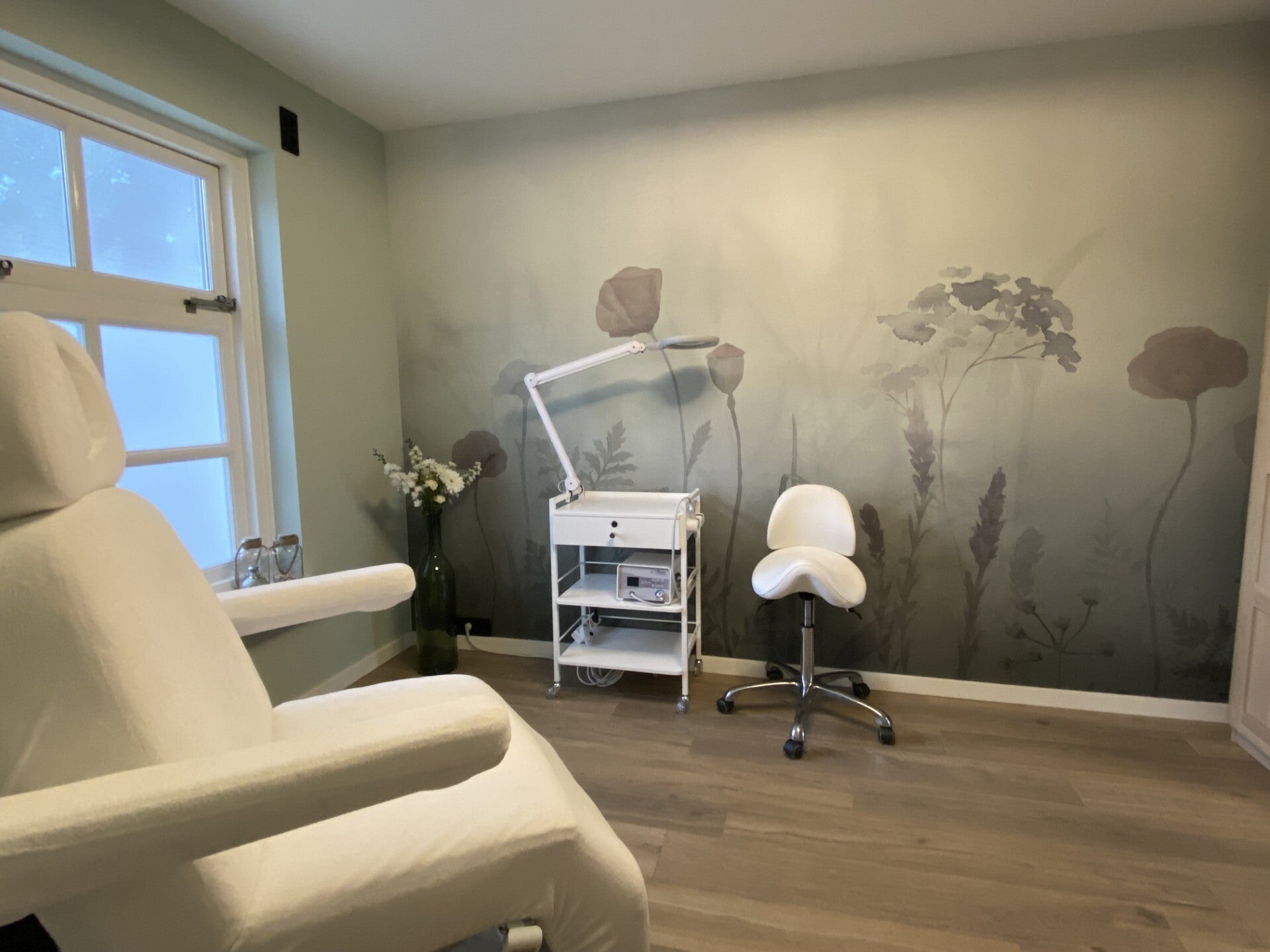 Moderne behandelkamer met stoel en bosmuur