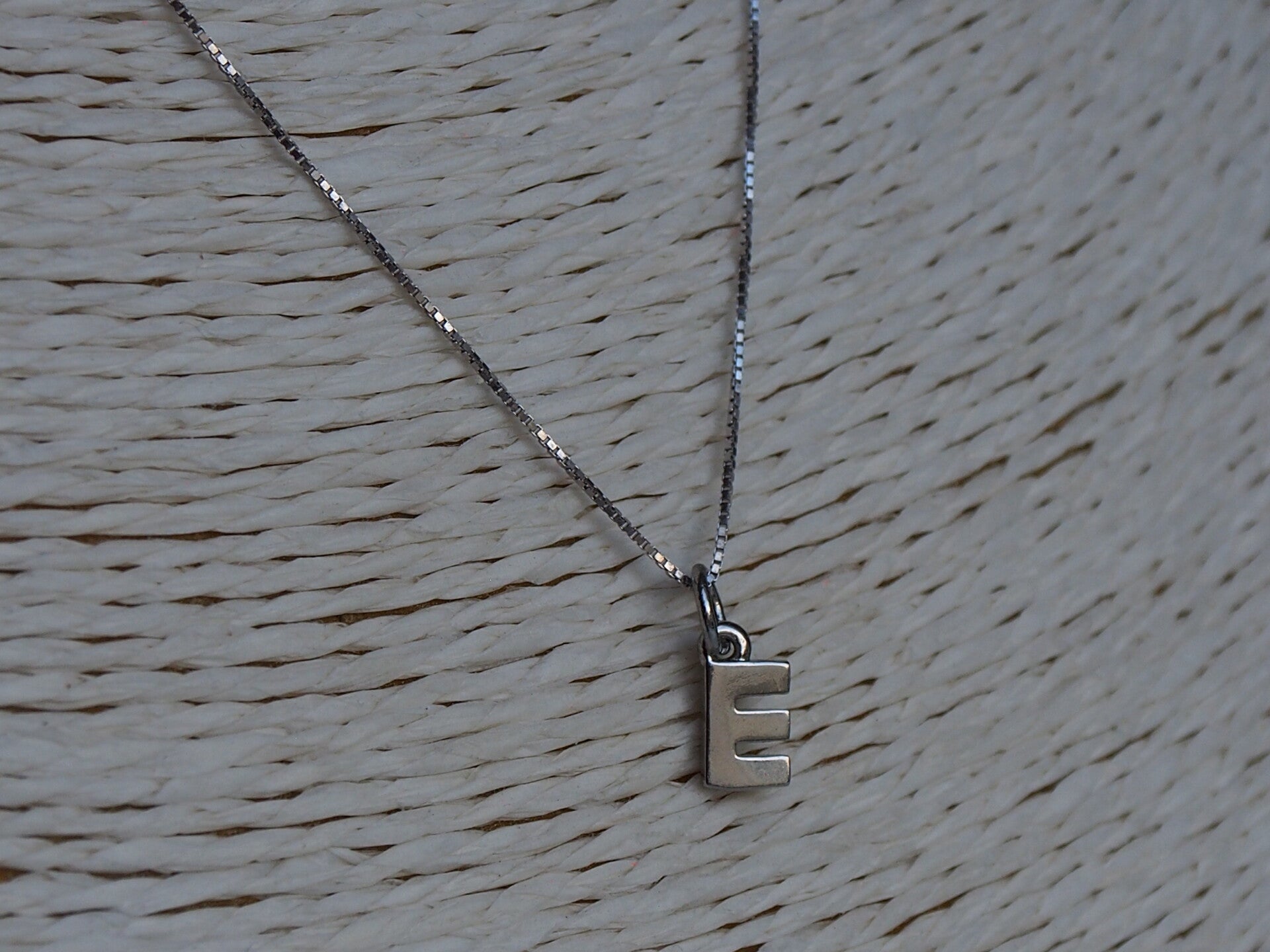 Alfabetbedel ketting zilver fijn.