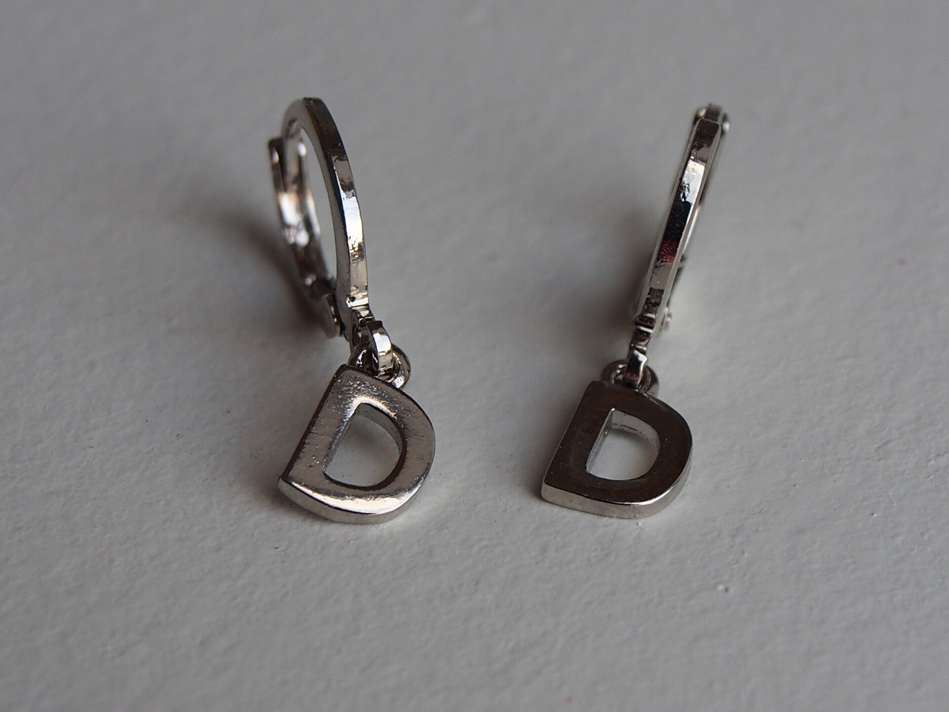 Alfabetbedel kleine creolen oorringen zilver