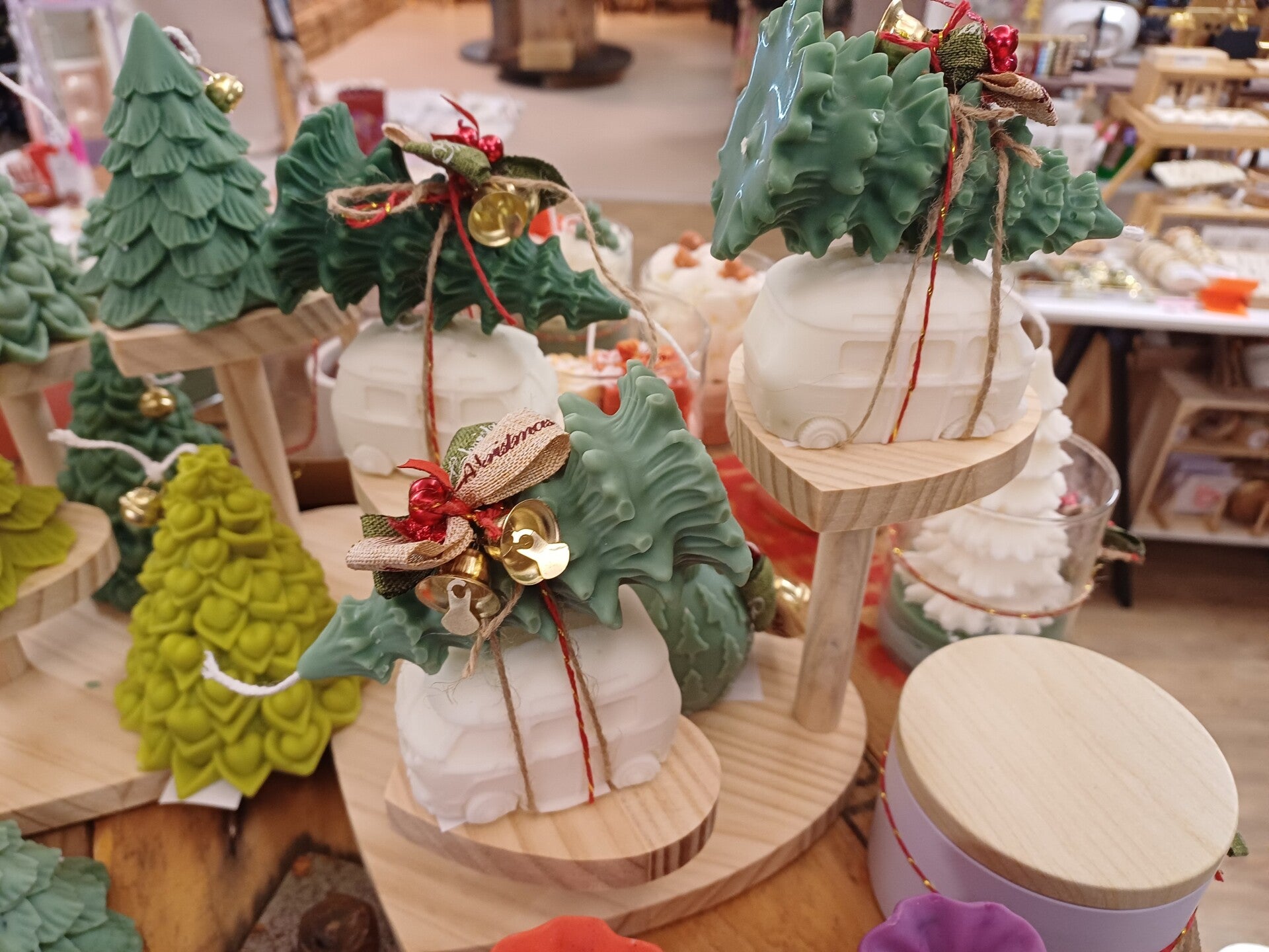 Kerst auto met kerstboom