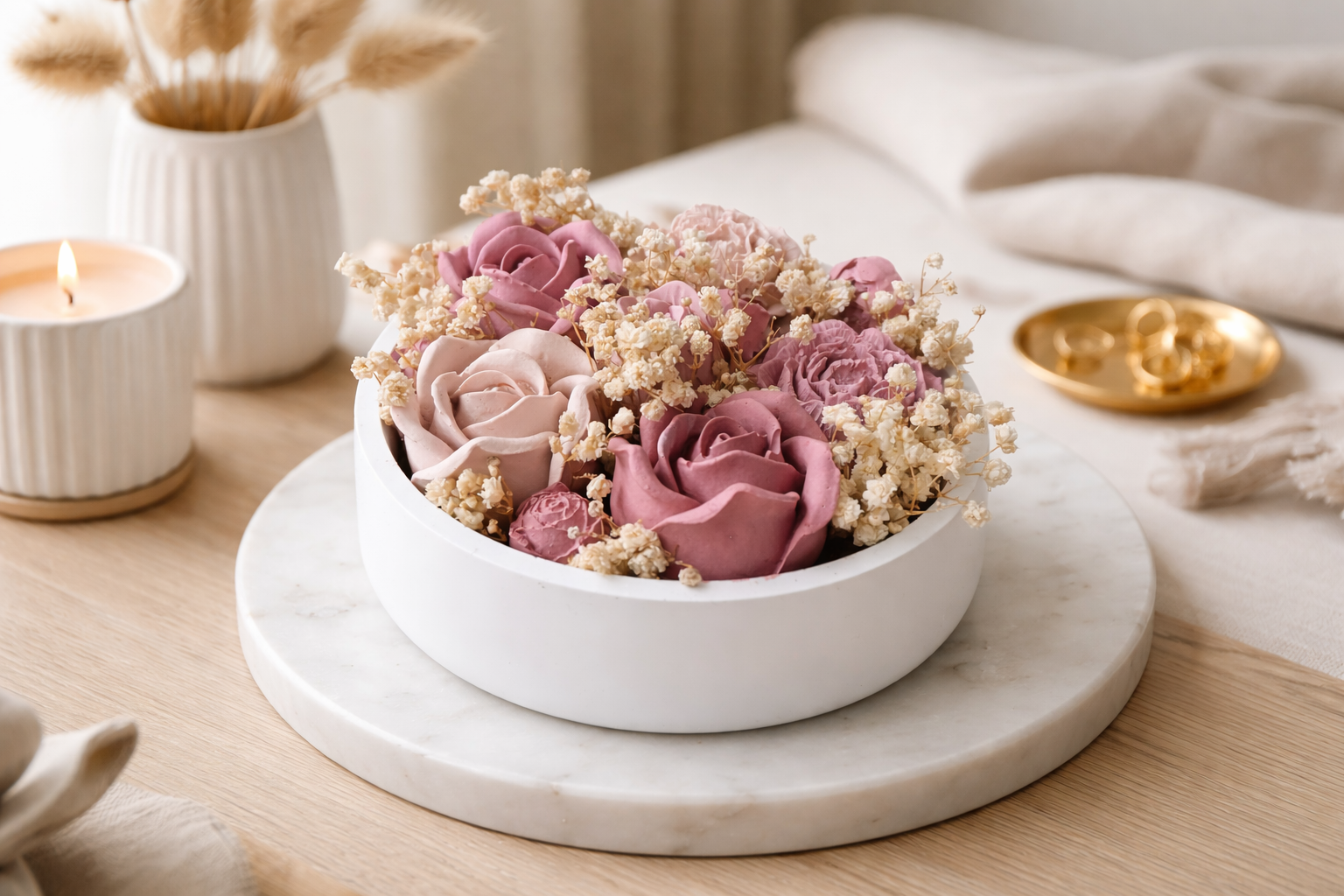 Schaal gevuld met prachtige keramieken bloemen