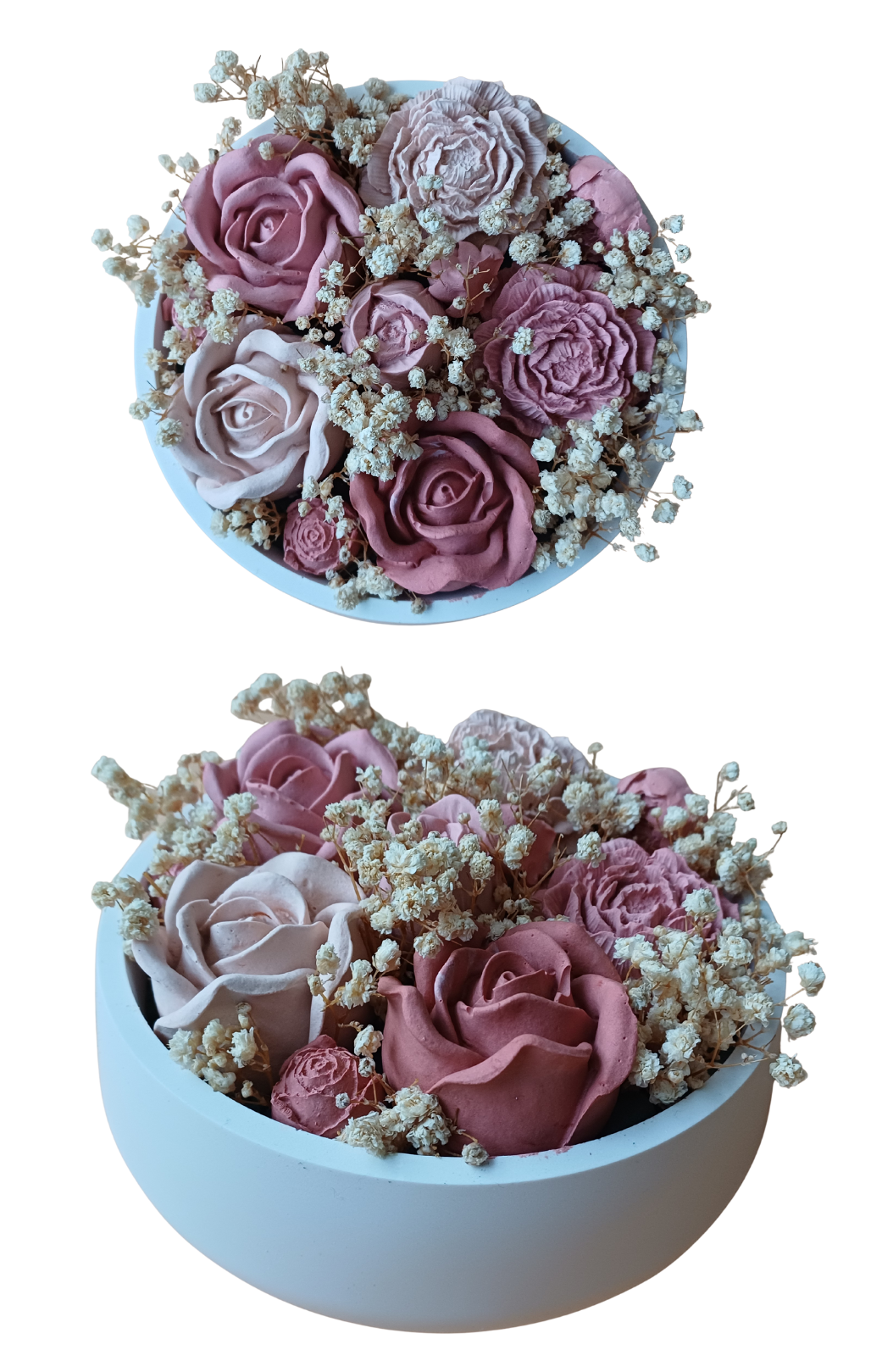 Schaal gevuld met prachtige keramieken bloemen