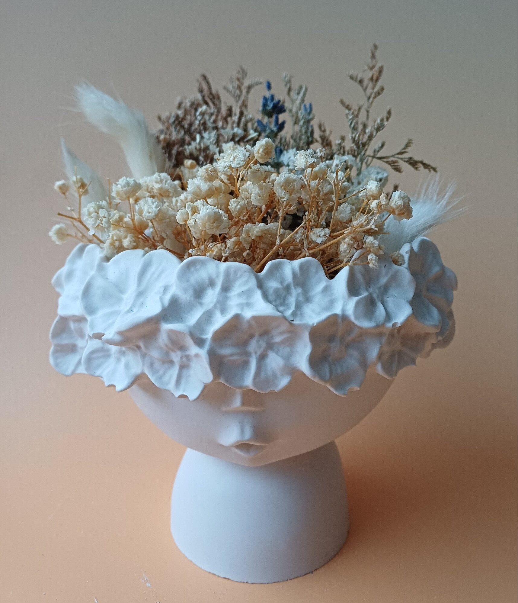 Meisje met droogbloemen