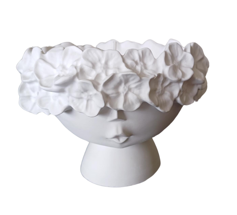 Meisje met bloemenkrans