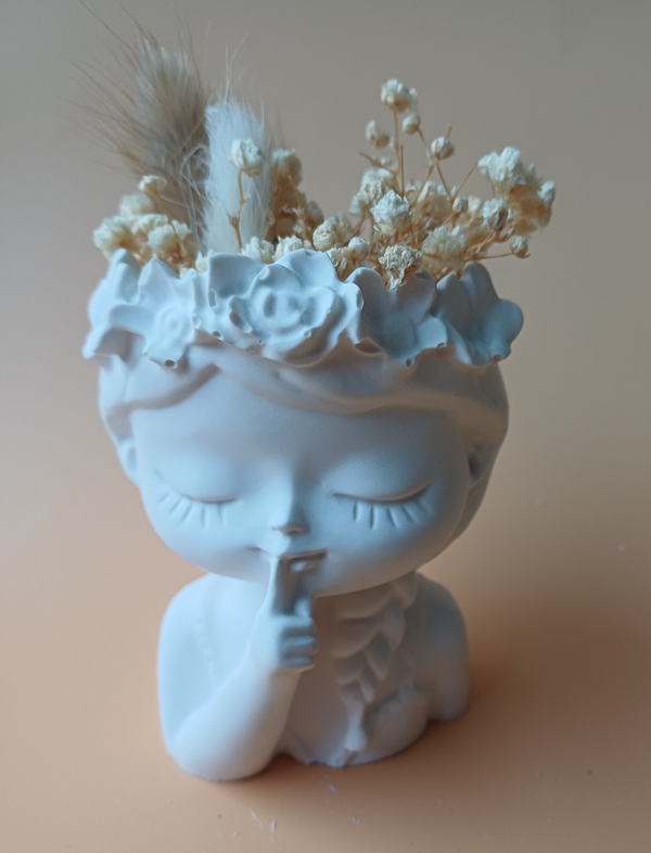 Meisje met droogbloemen