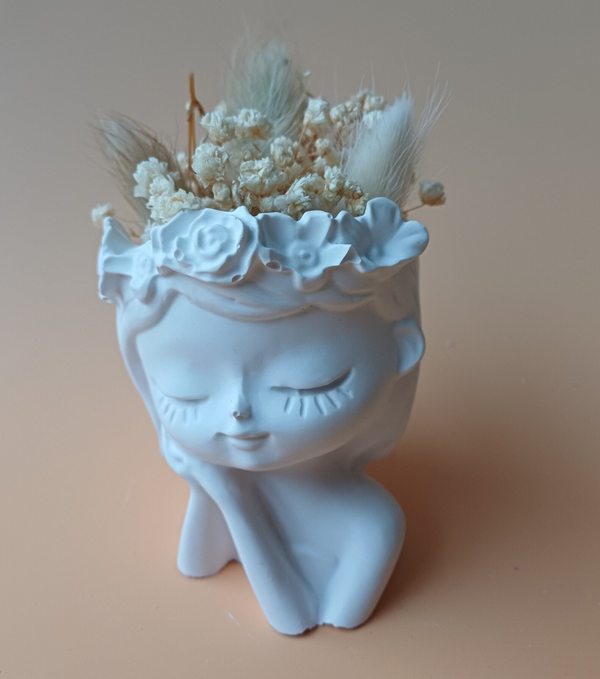 Meisje met droogbloemen