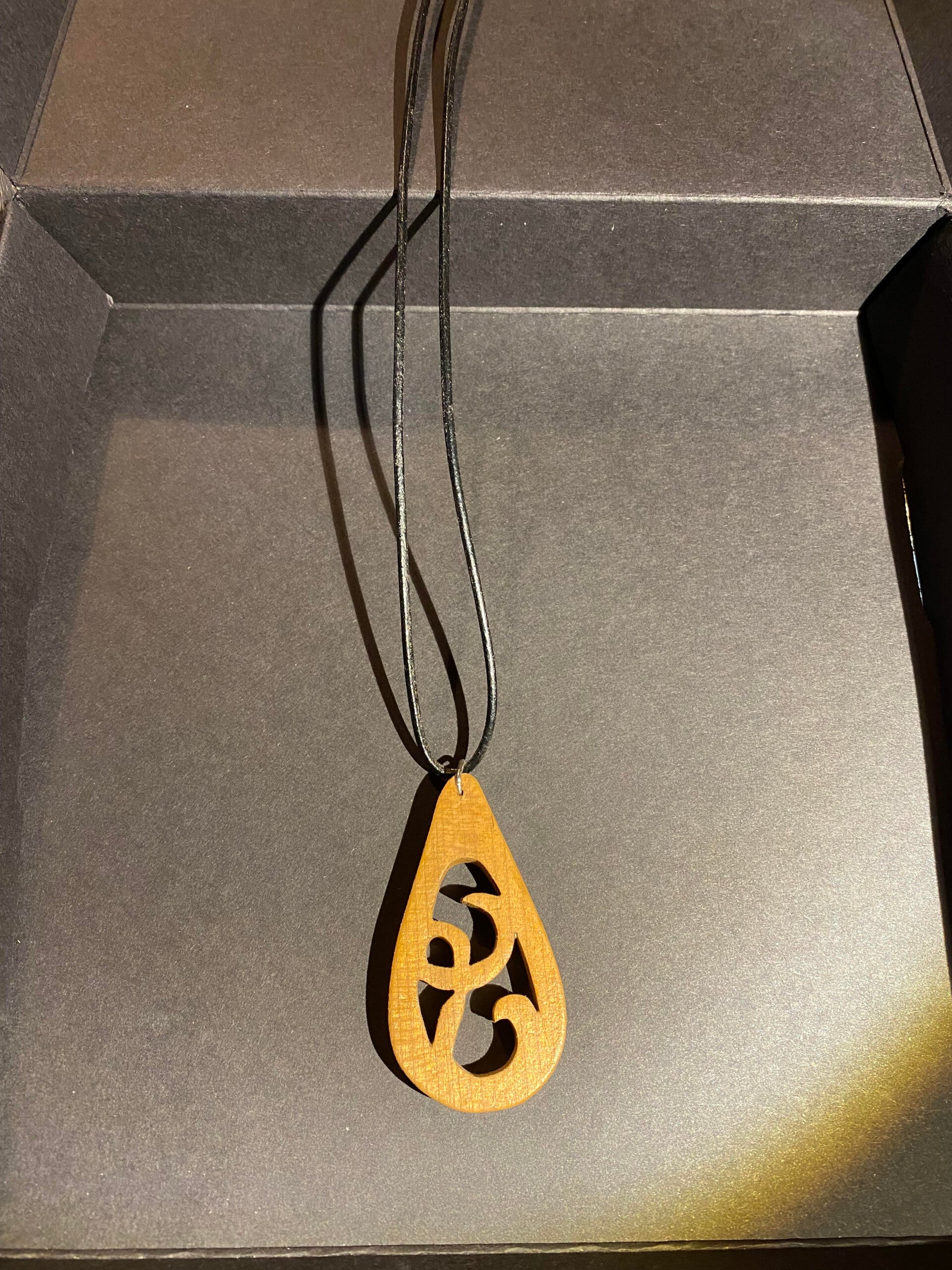 Collier en bois -  fait main - artisanat - Loulou