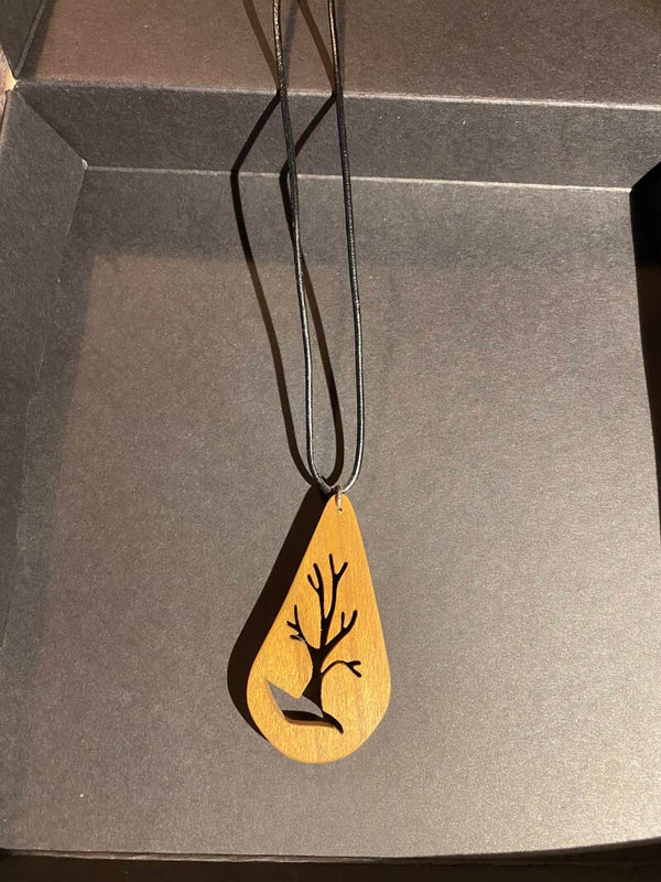 Collier en bois -  fait main - artisanat - Loulou