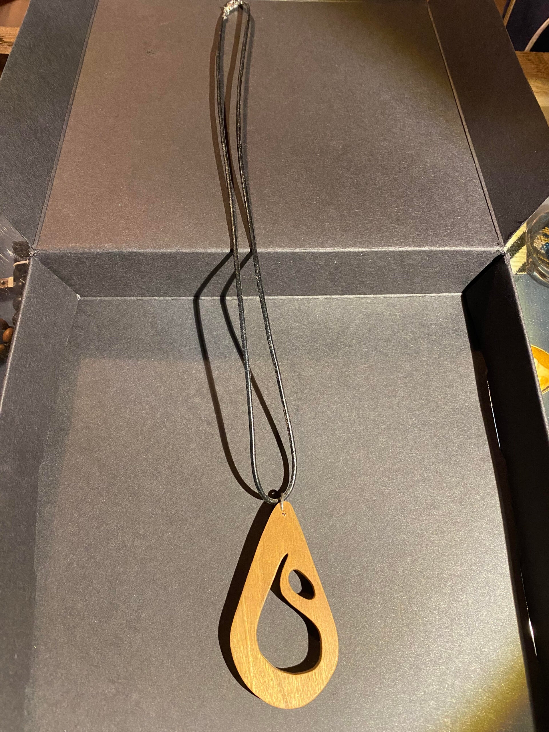 Collier en bois -  fait main - artisanat - Loulou