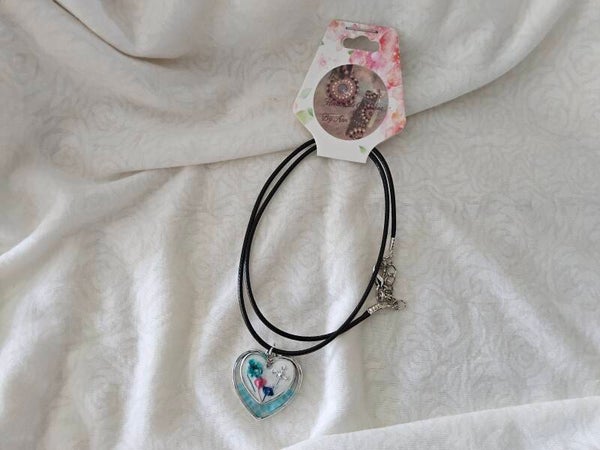 Uniek hangertje met kruisje en bloemetjes