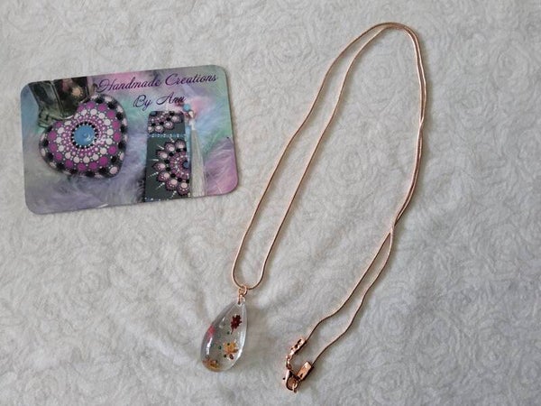 Uniek hangertje met kleine blaadjes in .