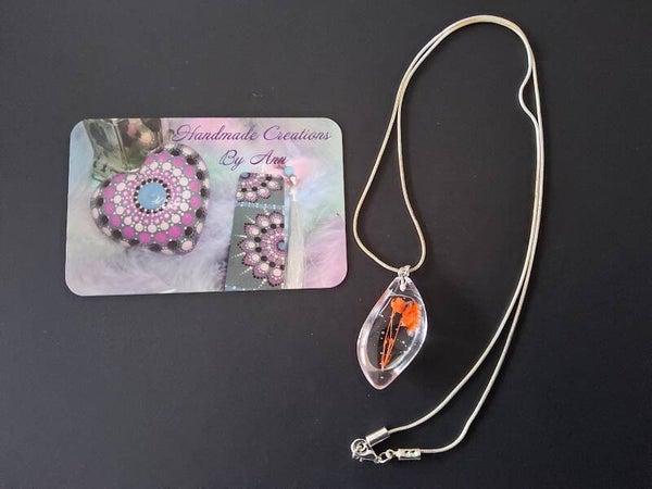 Uniek hangertje met bloemetjes in .