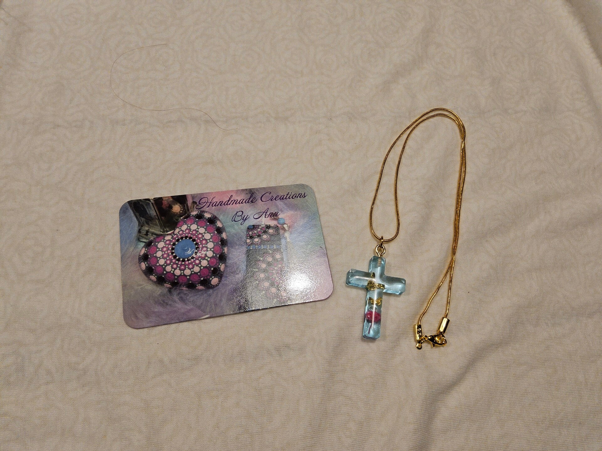 Uniek hangertje kruisje met 2 vlindertjes en een bloemetje