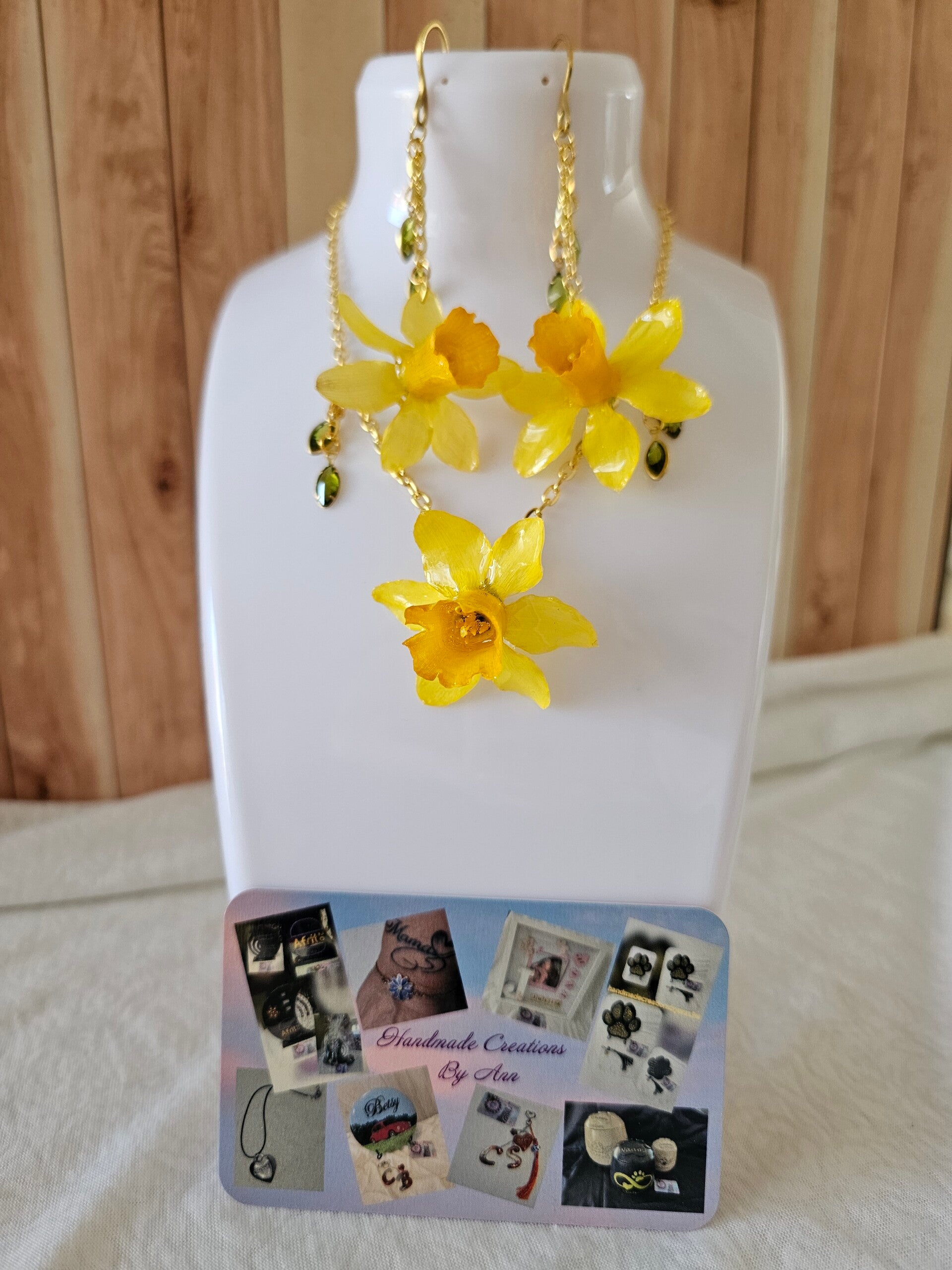 Uniek setje oorbellen en hangertje van echte paasbloemen