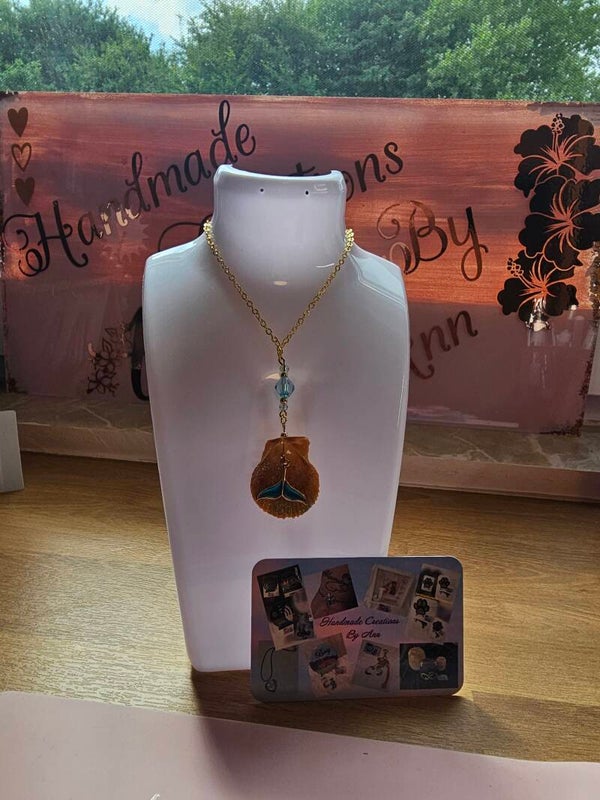 Uniek hangertje met schelpje , walvisstraat en glitters .
