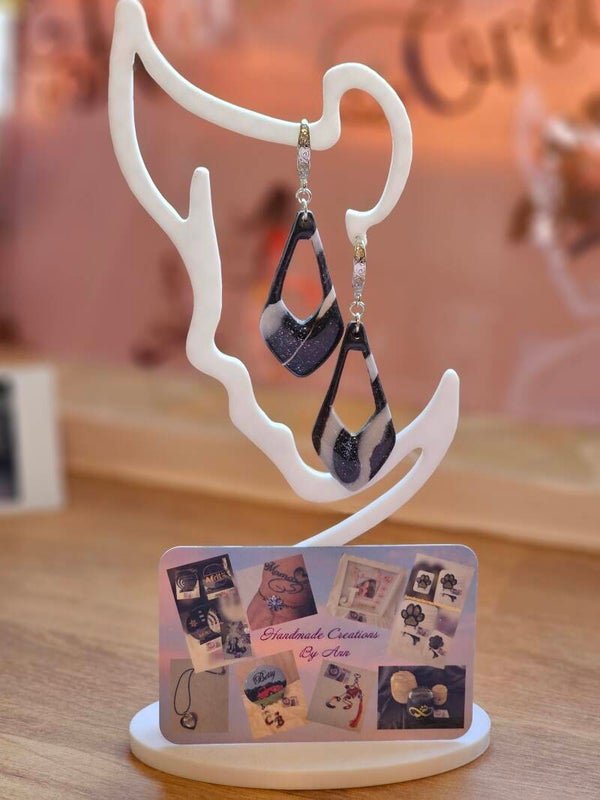 Uniek setje oorbellen uit pollymeerklei , zwart-wit collectie.