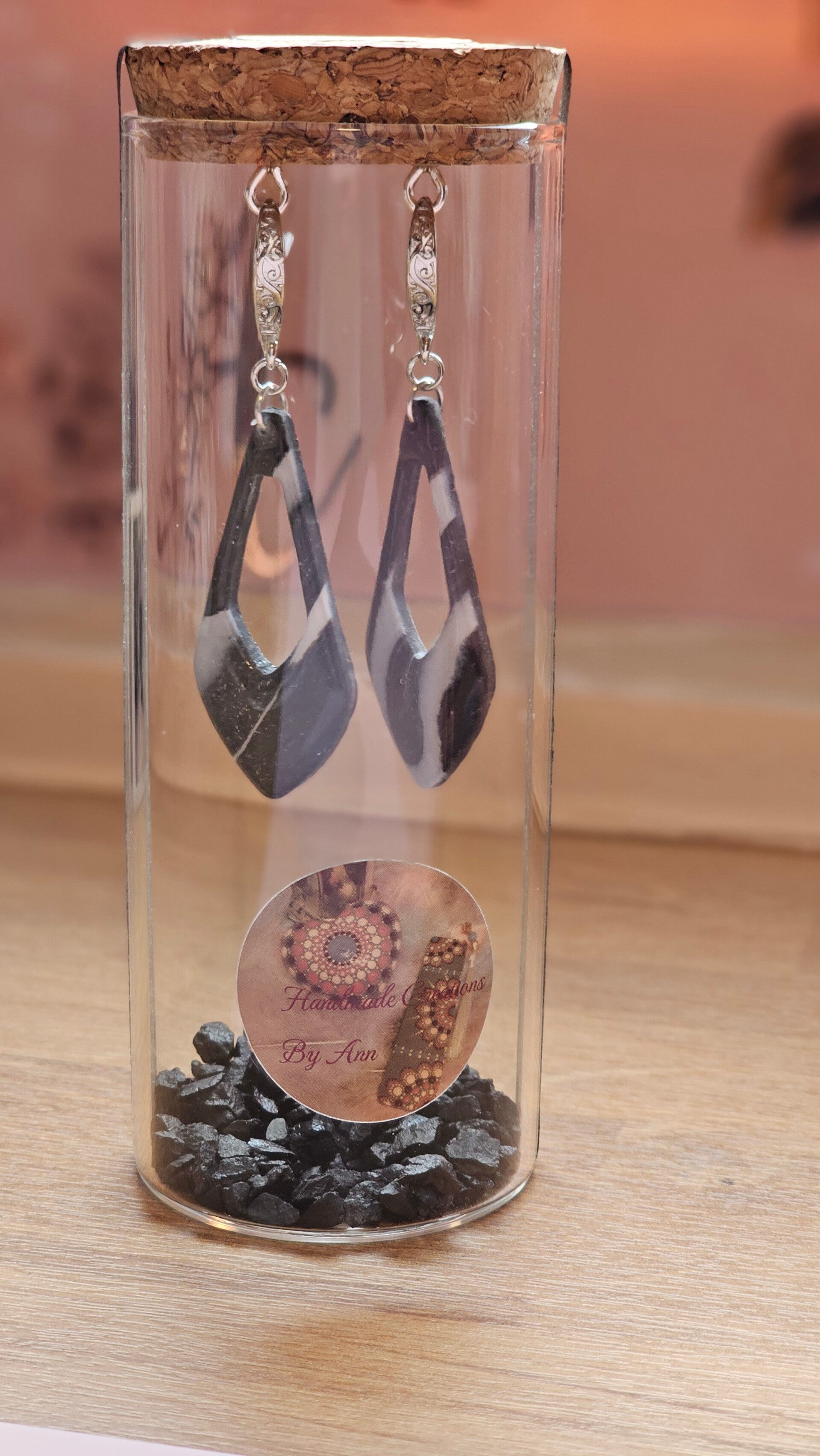 Uniek setje oorbellen uit pollymeerklei , zwart-wit collectie .