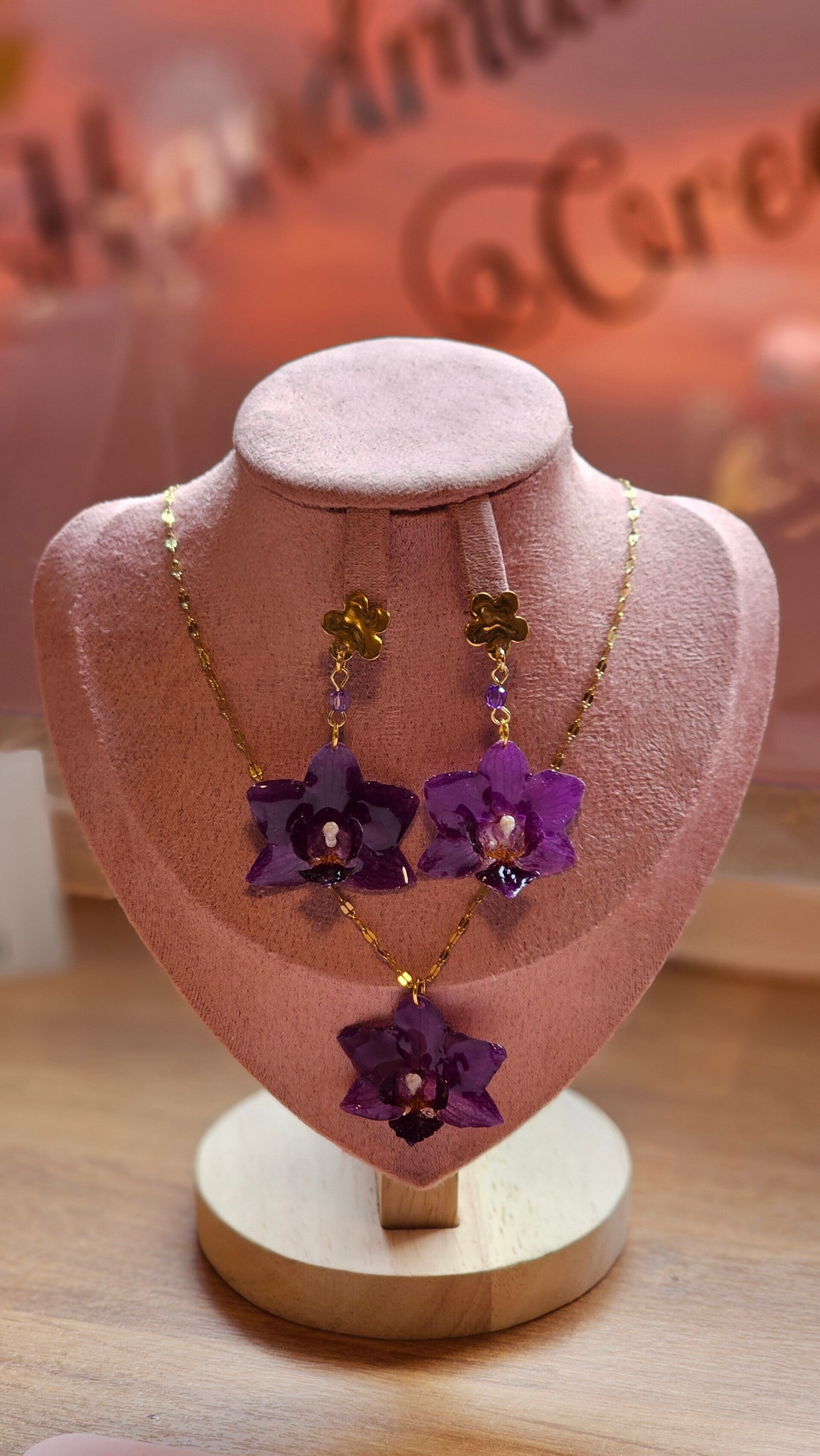 Uniek setje oorbellen en halsketting van echte kleine orchideën .