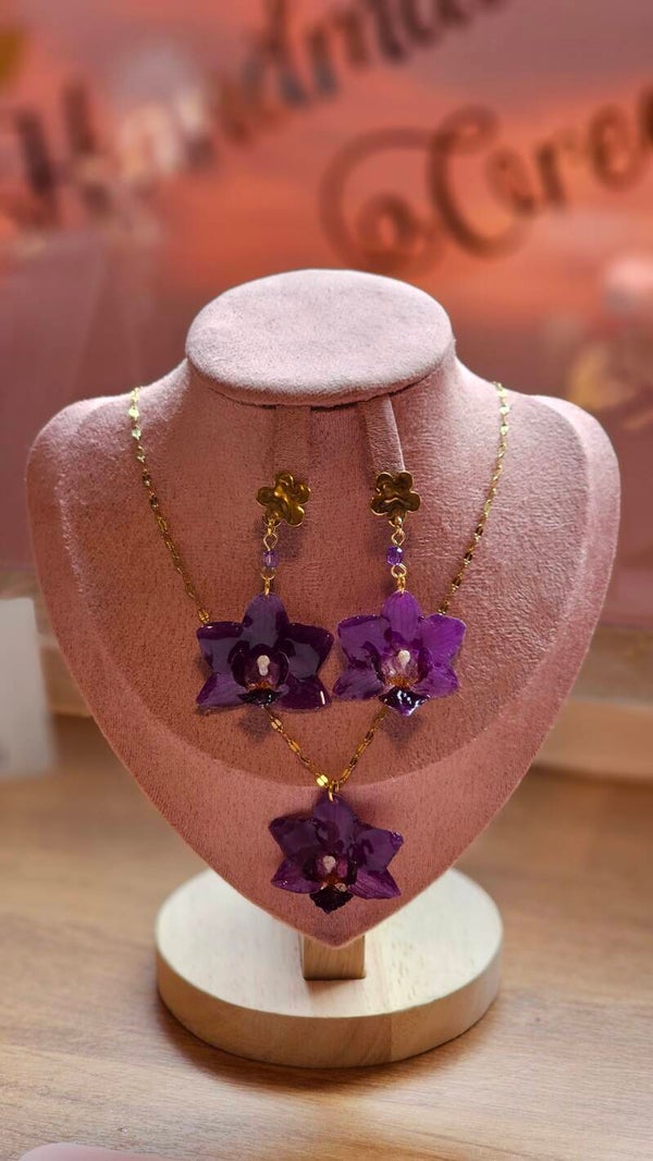 Uniek setje oorbellen en halsketting van echte kleine orchideën .