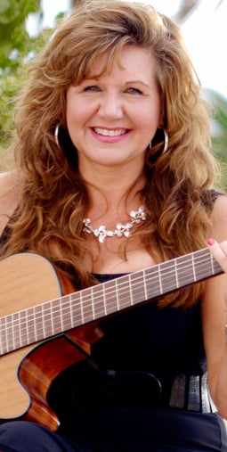 Helena Eriksson på Teneriffa med gitarr