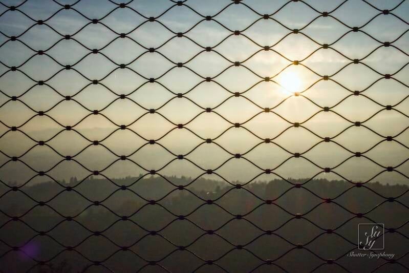 Streetfotografie,Sonnenuntergang durch Zaun Fotografiert