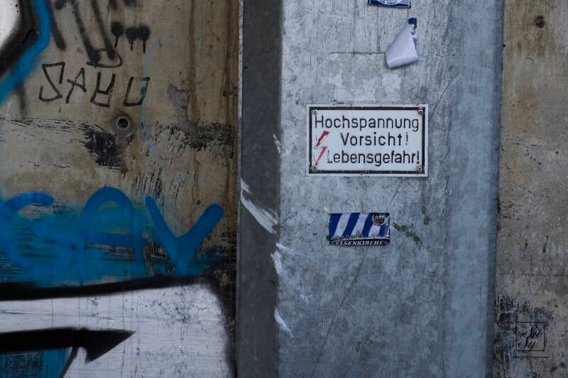 Streetfotografie, Hochspannung Vorsicht Lebensgefahr,
