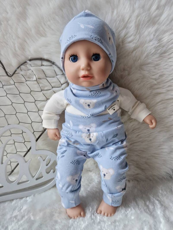 Puppenkleidung Koala – Handgemachtes 4-teiliges Set Hellblau | Für Puppen 30–40 cm | Shirt, Hose, Halstuch & Mütze