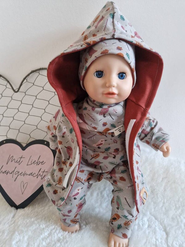 Handgefertigte Puppenkleidung – 5-teiliges Wende-Set mit Vogel- & Blättermotiv in Taupe/Rot-Braun – für Puppen bis 28, 32, 36, 38 & 43 cm