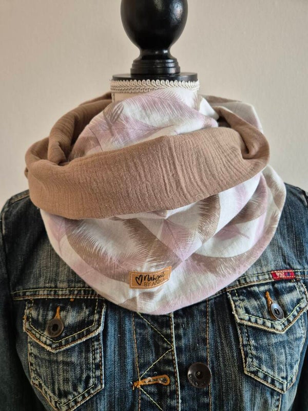 Loop Musselinschal Sand mit Federn in Sand & Rosa – Geschenkidee Damen