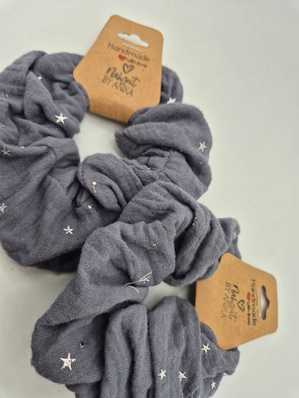 Scrunchie Musselin Grau mit silbernen Sternen – Haargummi für Damen & Mädchen – Geschenkidee