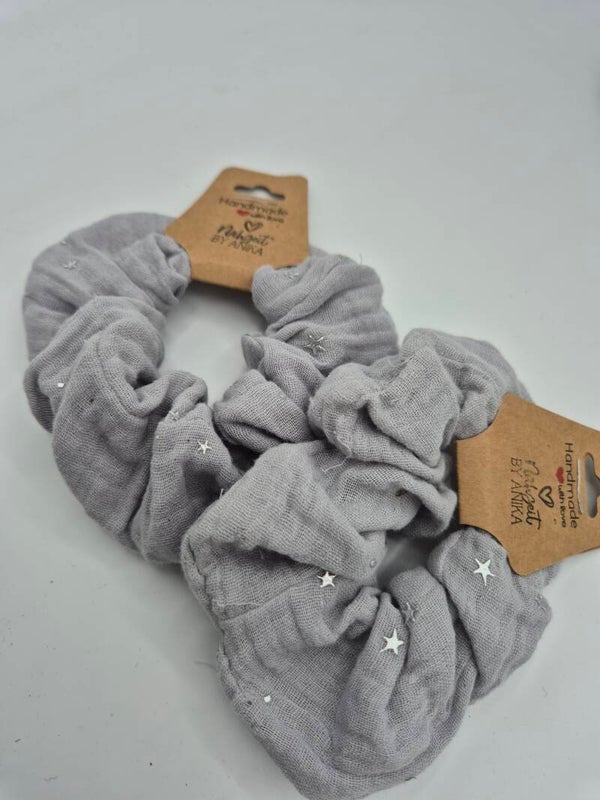 Scrunchie Musselin Hellgrau mit silbernen Sternen – Haargummi für Damen & Mädchen – Geschenkidee