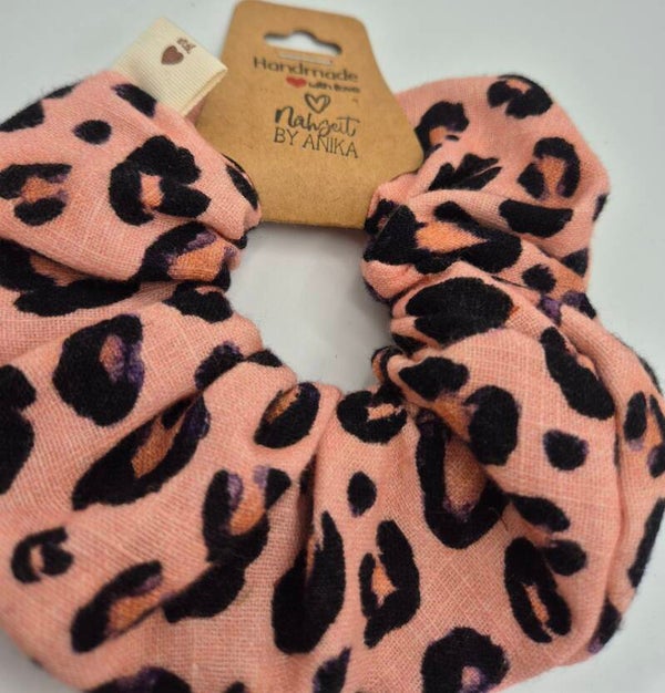 Scrunchie Musselin Rosa Leo-Print – Haargummi & Zopfhalter – Geschenkidee für Damen & Mädchen